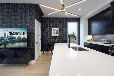 Casa de Férias Stylish Nashville Home With Rooftop Deck