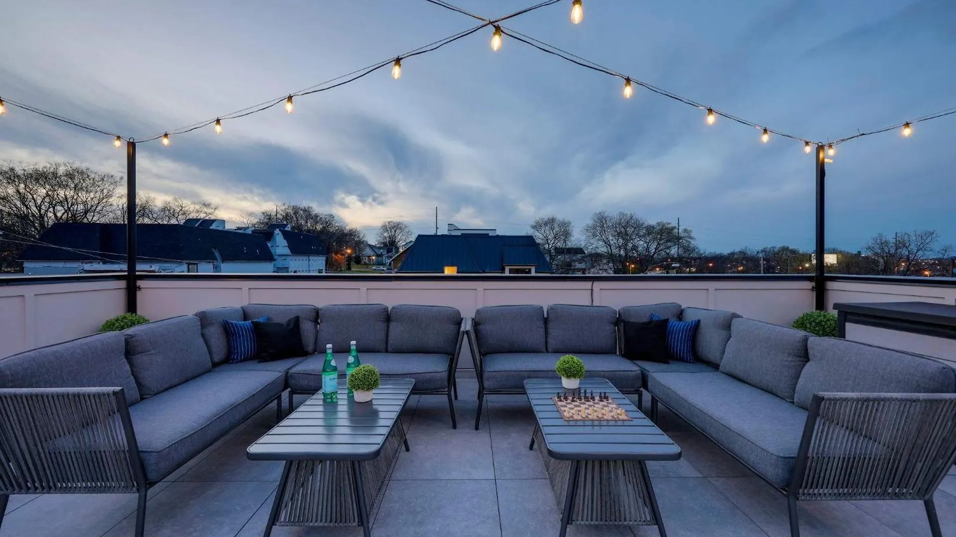 Casa de Férias Stylish Nashville Home With Rooftop Deck